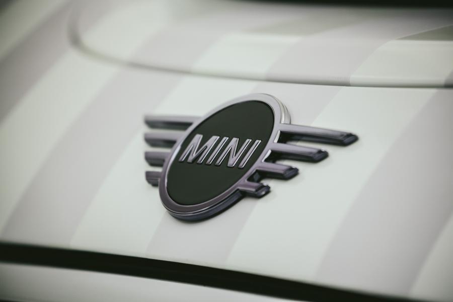Логотип Mini Cooper S for Royal Wedding (F56) 2018 года  (фото 4 из 64)